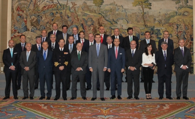 Fotografía de grupo de Su Alteza Real el Príncipe de Asturias con una representación del “Clúster Marítimo Español” y de las entidades galardonadas co